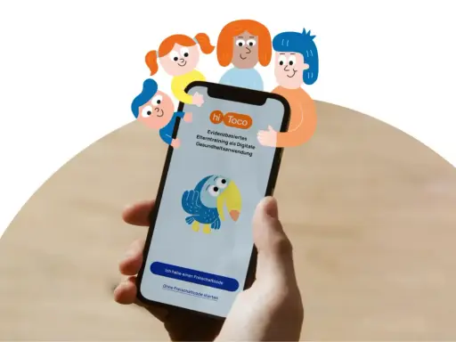 Eine Familie unterstützt ein Smartphone, das ein evidenzbasiertes ADHS Elterntraining online anzeigt.