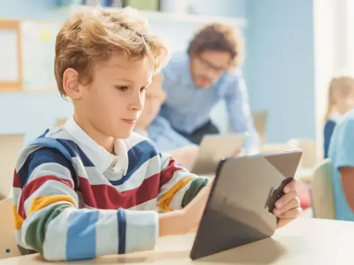 Schüler lernen mit Tablets und Laptops im Unterricht. Digitale Medien im Deutschunterricht machen das Lernen interaktiv und spannend.