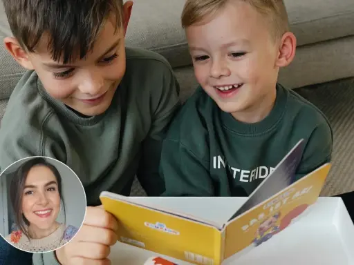 Zwei Jungen lesen ein Buch und lachen. Eine Frau lächelt im Kreis. So macht lernen mit freude Spaß!