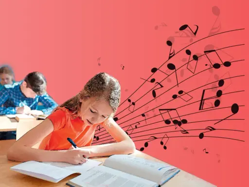 Mädchen schreibt im Unterricht, während Noten über ihr schweben. Musik und Unterricht vereinen sich.