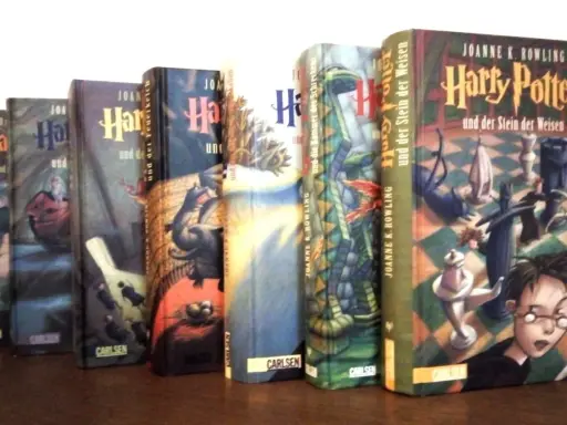 Eine Reihe von Harry Potter Büchern, darunter "Harry Potter und der Stein der Weisen", stehen nebeneinander.