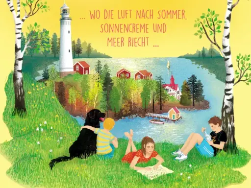 Sommer auf Solupp: Kinder und Hund entspannen am Wasser, während ein Leuchtturm und rote Häuser die Idylle schmücken.