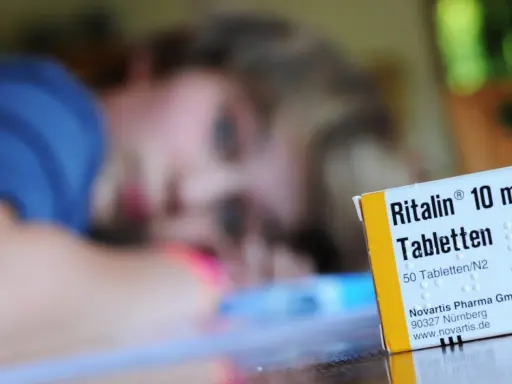 Nahaufnahme einer Ritalin-Packung. Die Frage "wie lange dauert es bis Ritalin wirkt" beschäftigt viele Eltern.