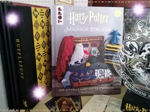 Harry Potter buchvorstellung: Ein Strickbuch mit Eule, magischen Motiven und Hufflepuff-Büchern.