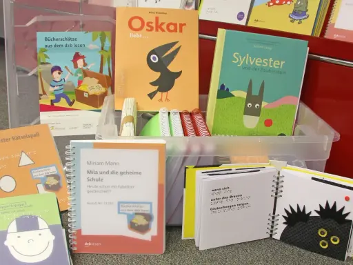 Bilderbücher mit Brailleschrift für das Lesen mit Kindern. Piraten, ein Vogel und ein Zauberstein laden zum Entdecken ein.