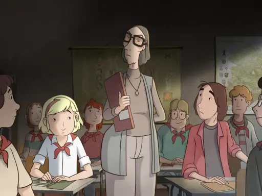 Lehrerin mit Brille und Mappe steht vor einer Schulklasse. Die Kinder tragen Halstücher, wie in "Briefe an Fritzi".