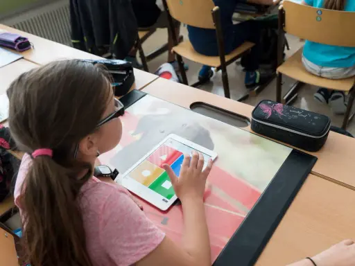 Ein Mädchen nutzt ein Tablet im Unterricht. Digitale Medien im Unterricht machen das Lernen interaktiv und spannend.