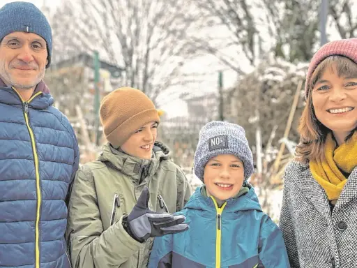 Familie im Schnee. Der Umgang mit ADHS-Kindern erfordert Geduld und Verständnis.