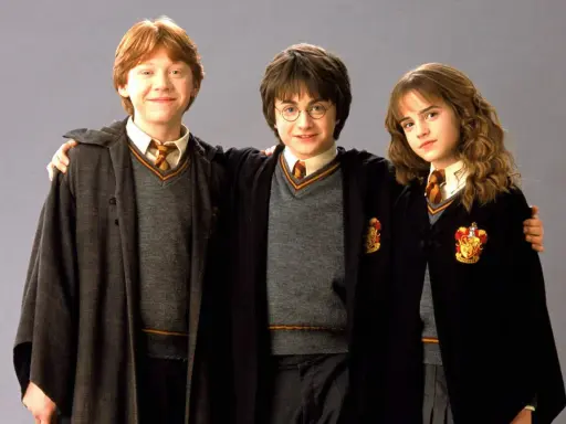 Harry, Ron und Hermine, die berühmten Namen aus Harry Potter, in ihren Gryffindor-Umhängen.