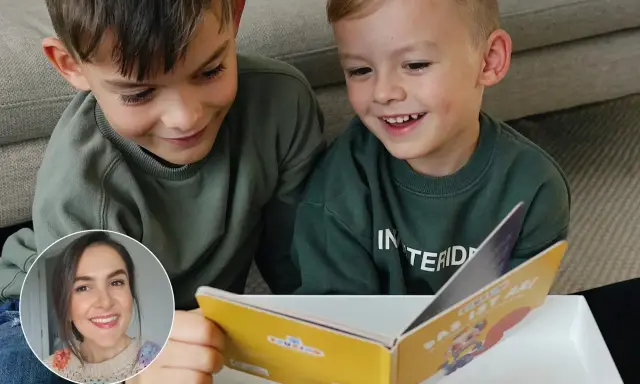 Zwei Jungen lesen ein Buch und lachen. Eine Frau lächelt im Kreis. So macht lernen mit freude Spaß!