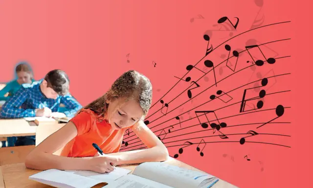 Mädchen schreibt im Unterricht, während Noten über ihr schweben. Musik und Unterricht vereinen sich.