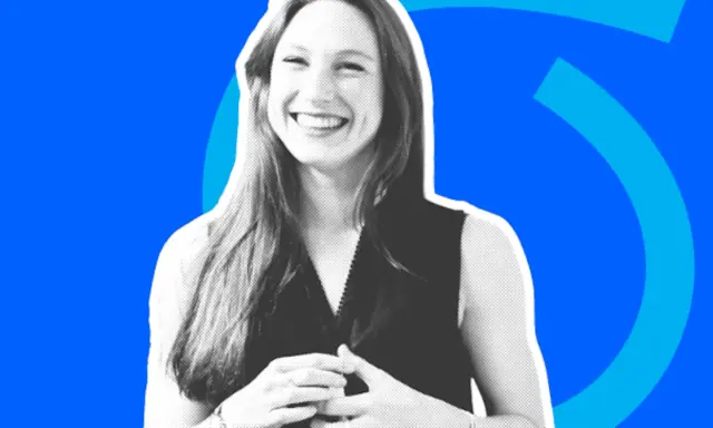 Lachende Frau vor blauem Hintergrund mit Kreisen. Sie steht für Differenzierung im Deutschunterricht, wo jeder Schüler individuell gefördert wird.