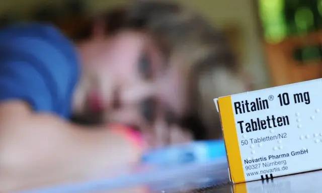 Nahaufnahme einer Ritalin-Packung. Die Frage "wie lange dauert es bis Ritalin wirkt" beschäftigt viele Eltern.