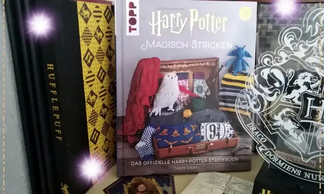 Harry Potter buchvorstellung: Ein Strickbuch mit Eule, magischen Motiven und Hufflepuff-Büchern.