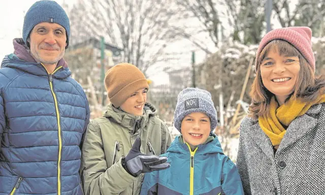 Familie im Schnee. Der Umgang mit ADHS-Kindern erfordert Geduld und Verständnis.