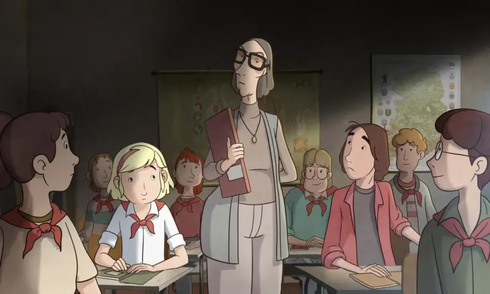 Lehrerin mit Brille und Mappe steht vor einer Schulklasse. Die Kinder tragen Halstücher, wie in "Briefe an Fritzi".