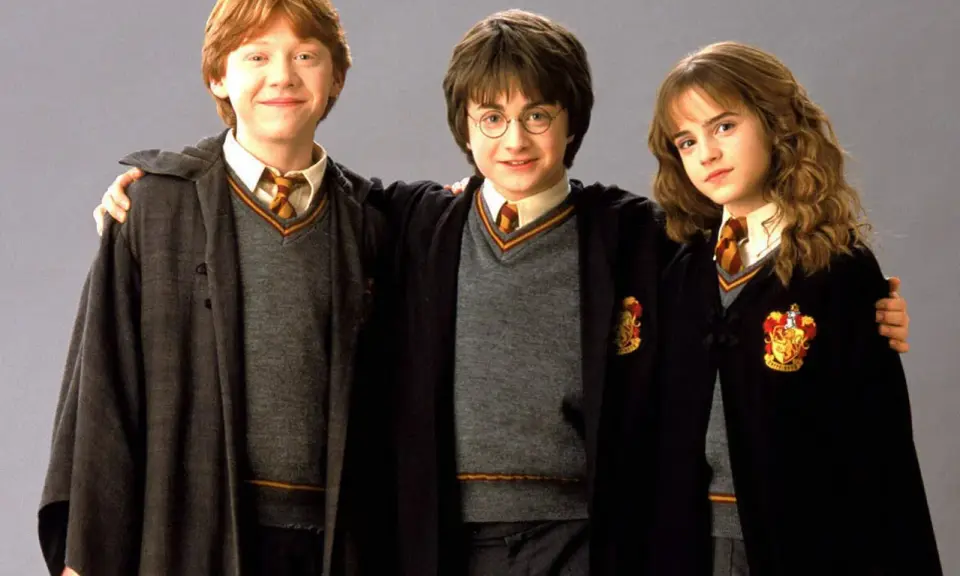 Harry, Ron und Hermine, die berühmten Namen aus Harry Potter, in ihren Gryffindor-Umhängen.
