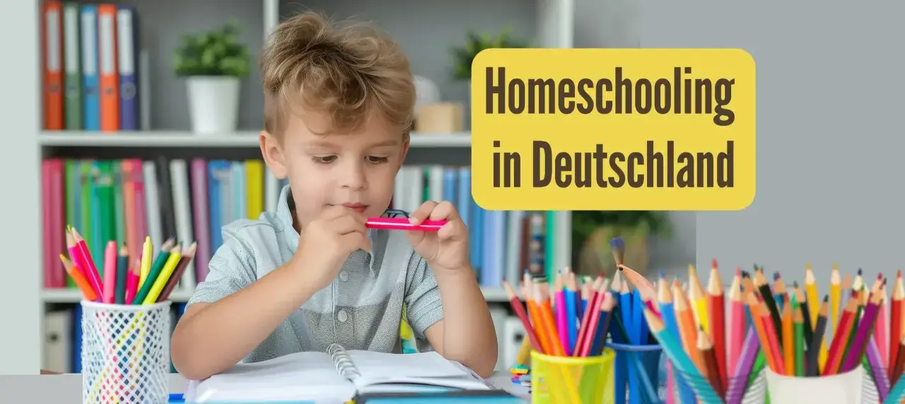 Ein Junge lernt zu Hause. Buntstifte und Bücher liegen bereit. Homeschooling in Deutschland ist eine wachsende Option für Familien.