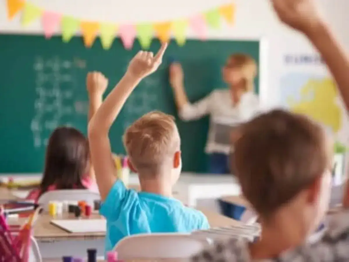 Schüler melden sich im Unterricht, um Fragen zu beantworten. Dies fördert die exekutiven Funktionen wie Impulskontrolle und Arbeitsgedächtnis.