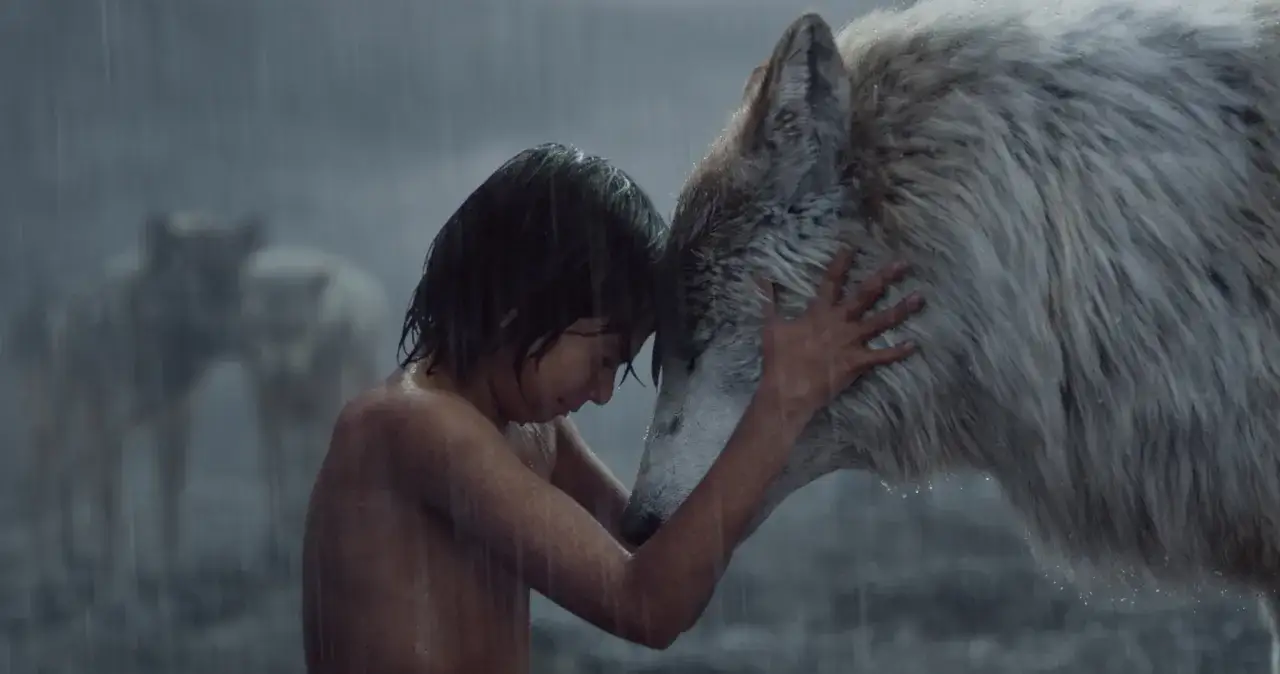 Mogli aus dem Dschungelbuch umarmt im Regen seine Wolfsmutter. Im Hintergrund sind weitere W&ouml;lfe zu sehen.