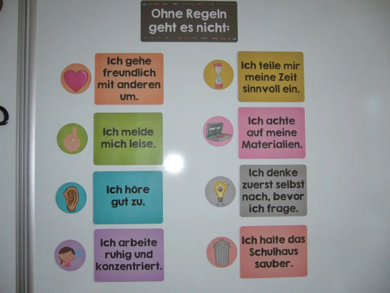 Klassenregeln Grundschule: Freundlich sein, leise melden, gut zuhören, konzentriert arbeiten, Zeit sinnvoll nutzen, Materialien achten, selbst nachdenken, Schulhaus sauber halten.