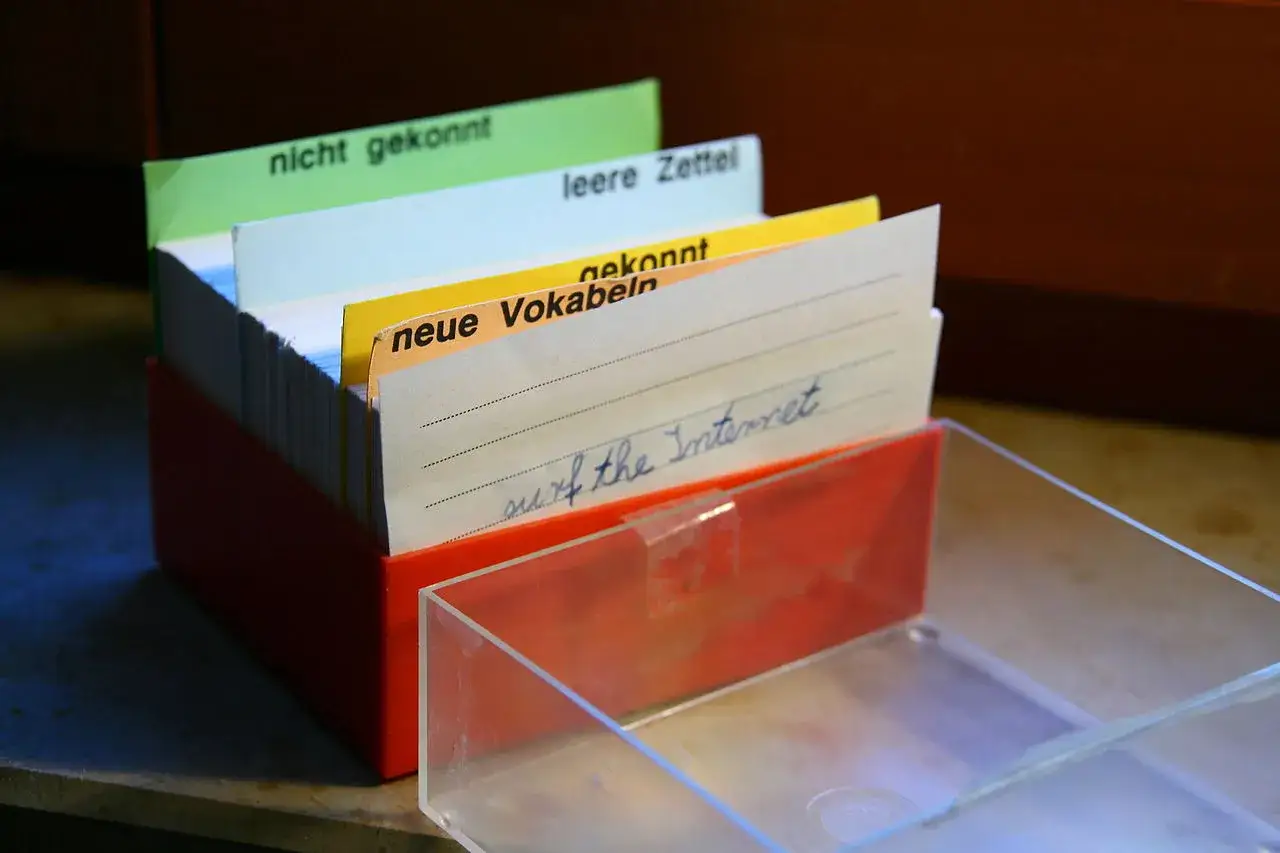 Karteikasten mit bunten Reitern: