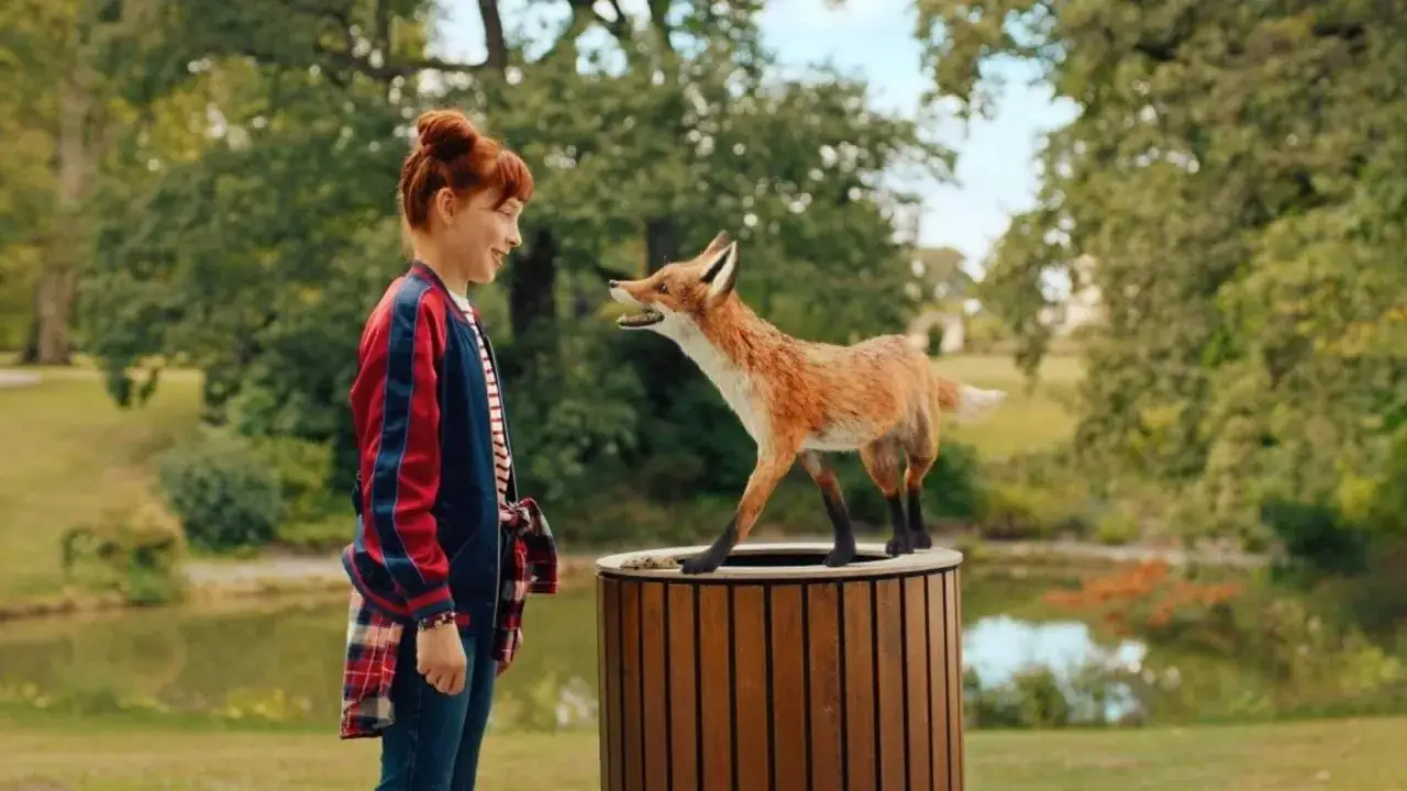 Ida und Rabbat, ein Fuchs, treffen sich im Park. Rabbat steht auf einem Holzbeh&auml;lter und schaut Ida an.
