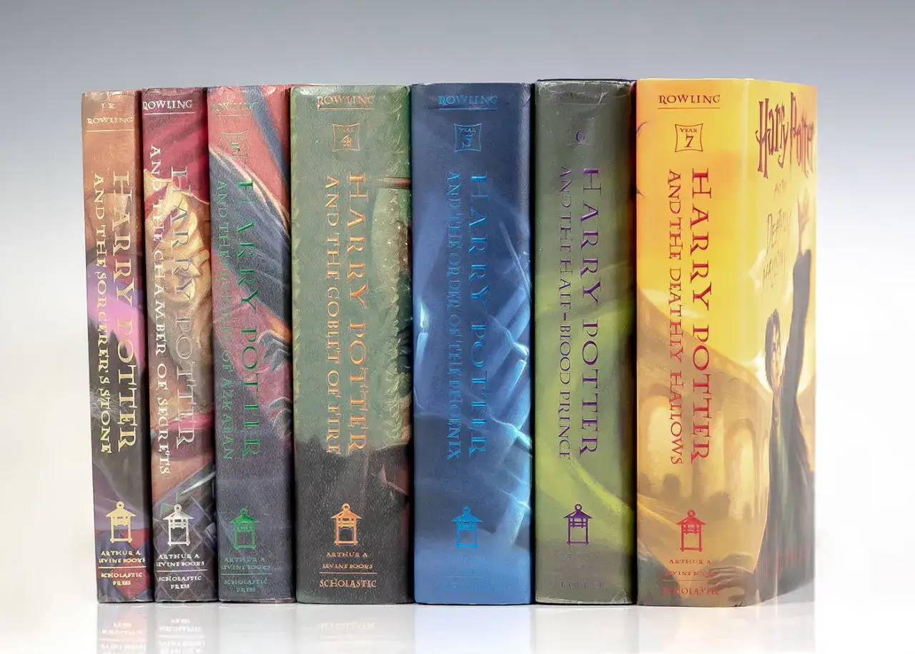 Die Harry Potter Reihenfolge, von links nach rechts: Stein, Kammer, Gefangener, Feuerkelch, Orden, Prinz, Heiligtümer.