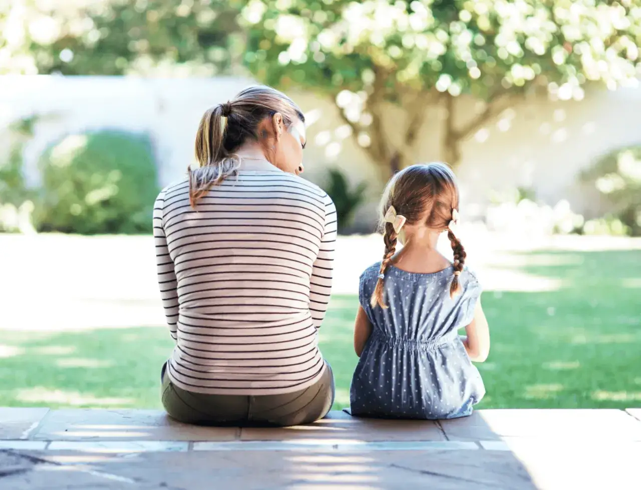 Mutter und Kind sitzen im Garten. Ein Online-Elterntraining f&uuml;r ADHS kann hier helfen, den Alltag zu meistern.
