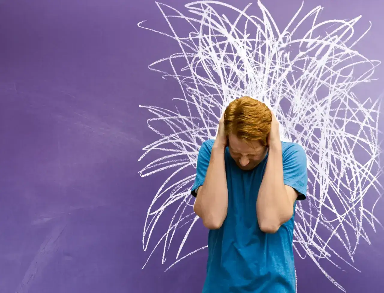 Ein Junge mit roten Haaren hält sich die Ohren zu, während chaotische weiße Linien hinter ihm auf lila Hintergrund erscheinen. Dies symbolisiert, was ADHS bei Kindern bedeuten kann: ein Gefühl der Überforderung.
