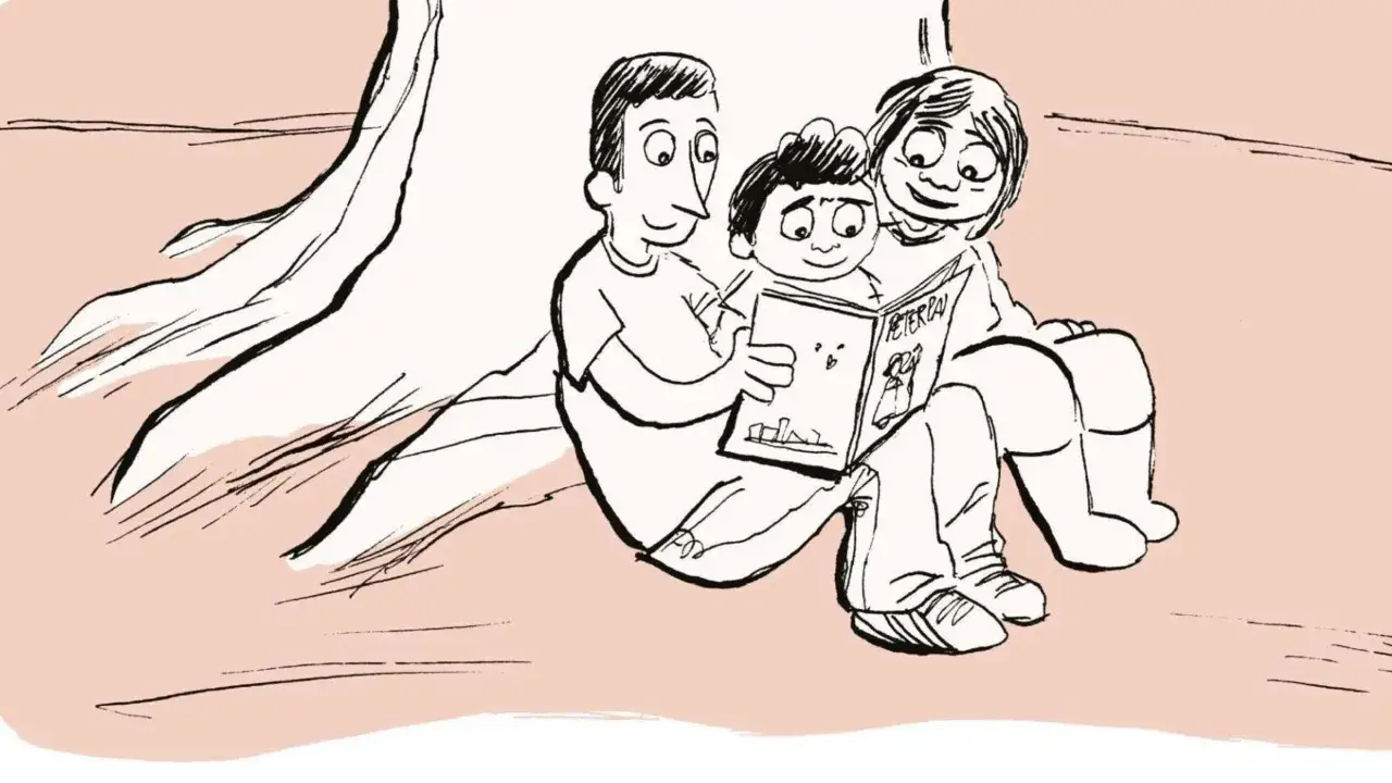Eine Familie sitzt unter einem Baum und liest gemeinsam ein Buch. Das Kind ist begeistert, was zeigt, wie schön lernen mit freude sein kann.