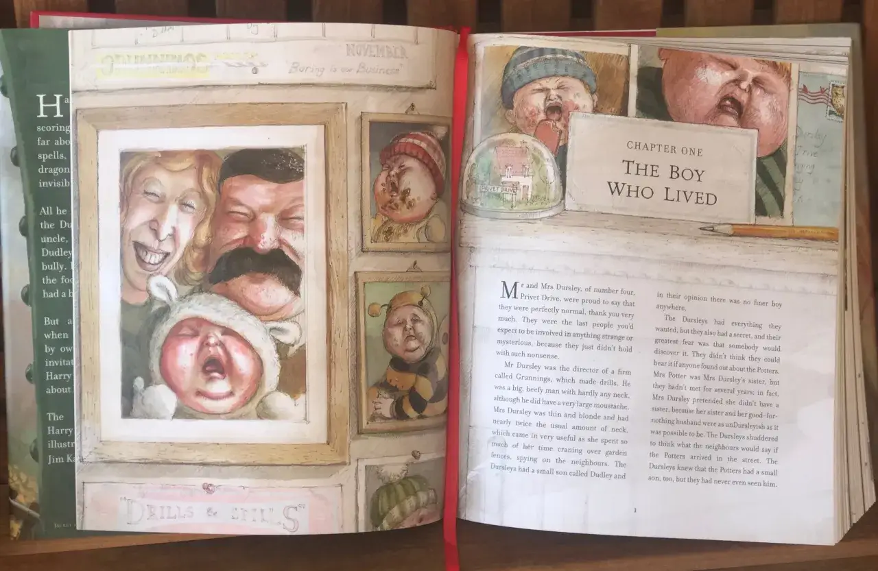 Bilderbuch-Illustrationen einer Harry Potter Kinderversion: die Dursleys mit Baby Dudley, der weint. Der Text beginnt mit 