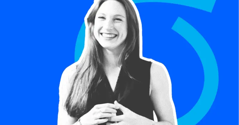 Lachende Frau vor blauem Hintergrund mit Kreisen. Sie steht für Differenzierung im Deutschunterricht, wo jeder Schüler individuell gefördert wird.